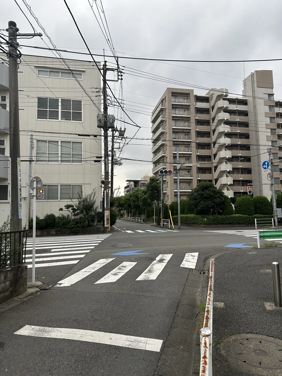 信号のある交差点。ここを左へ