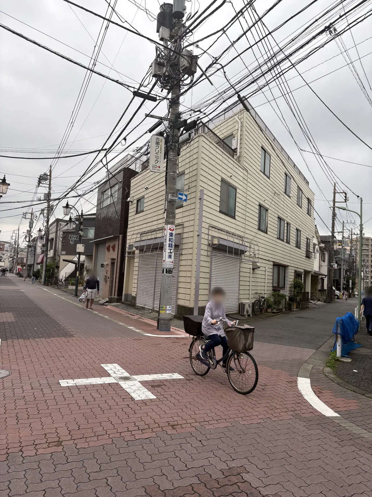 水門通り商店街の突き当たり。ここを右へ