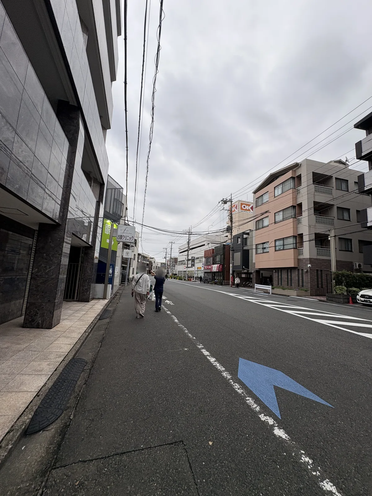 道路を渡って右へ進んだ先。緑色の「眼科」の看板が目印