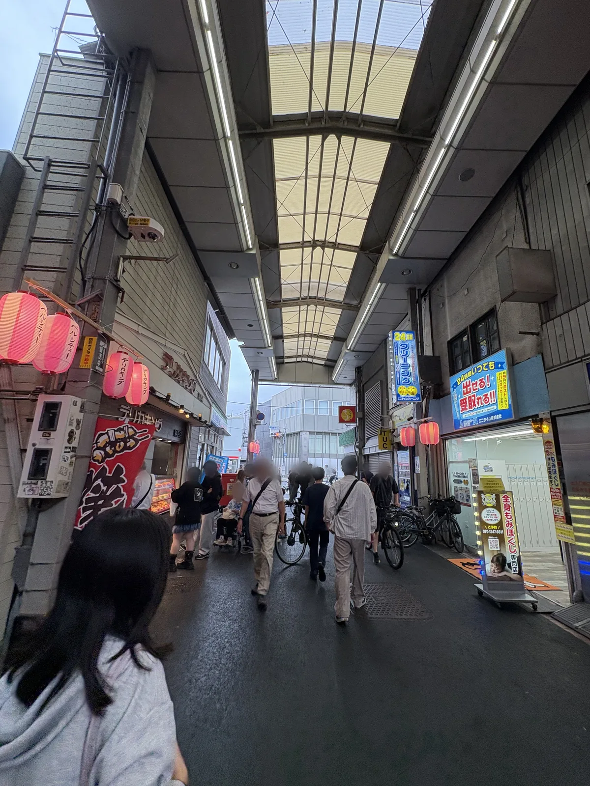 改札を出た先のアーケード商店街